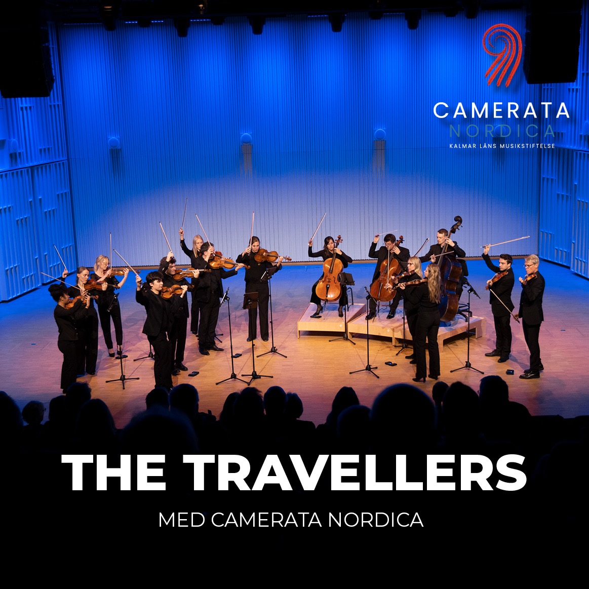 En hel cello och violin ensemble står mot en blå bakgrund