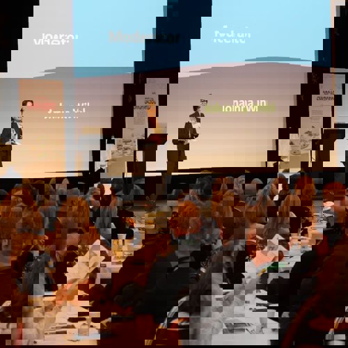 Moderator på Kompetensförsörjningsdagen på scen.