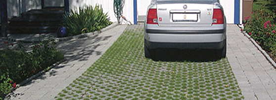 Bil på uppfart med armerat gräs.