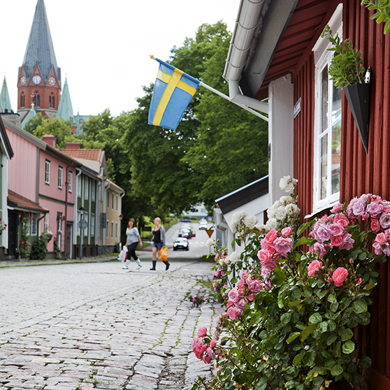 Vy över gata i gamla Västervik.