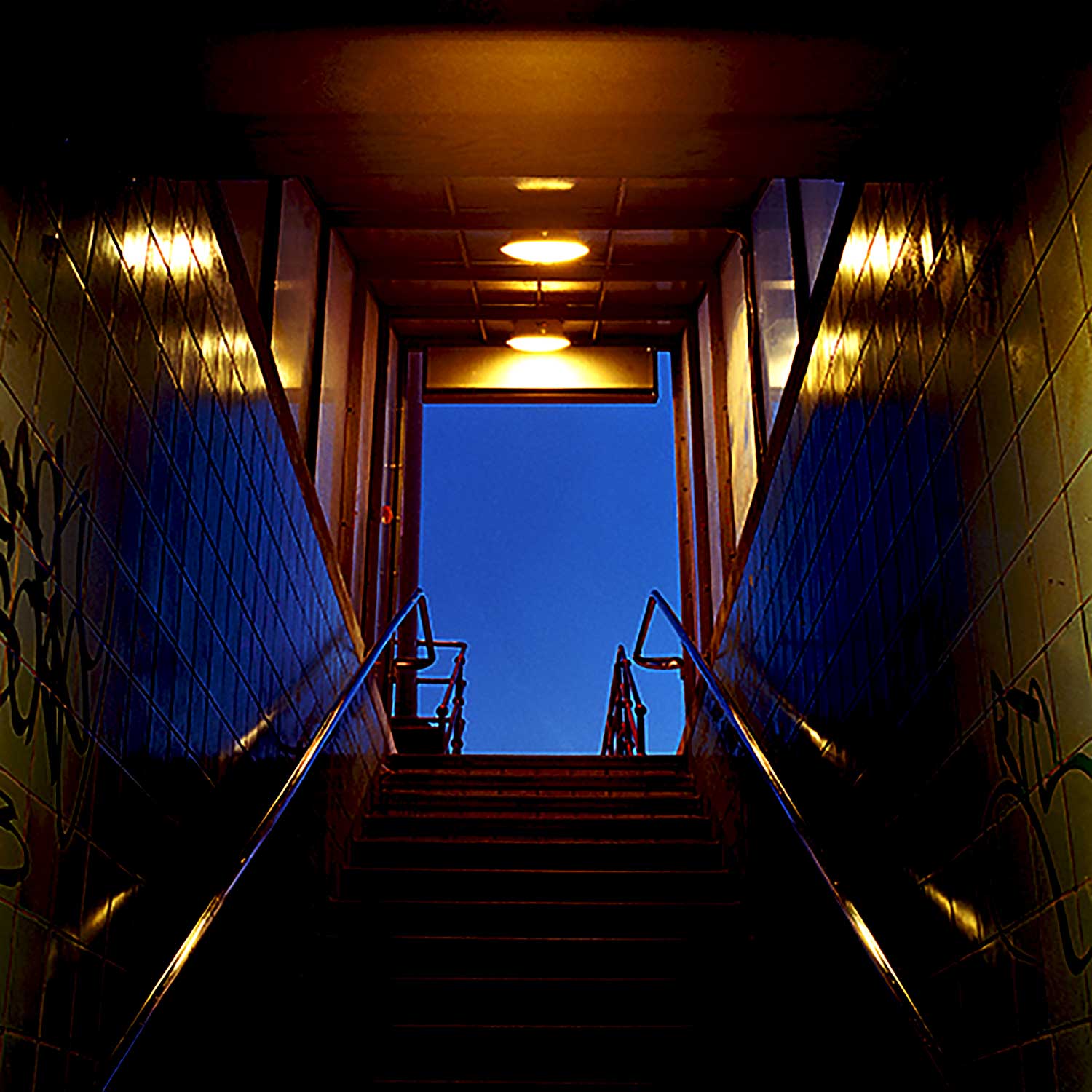 bild från botten av en öde trappa