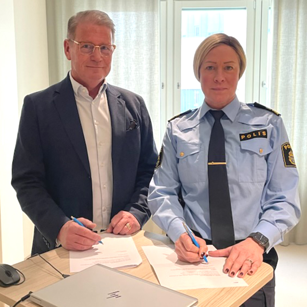 Harald Hjalmarsson och Sofia Karlsson signerar Medborgarlöftet 2026