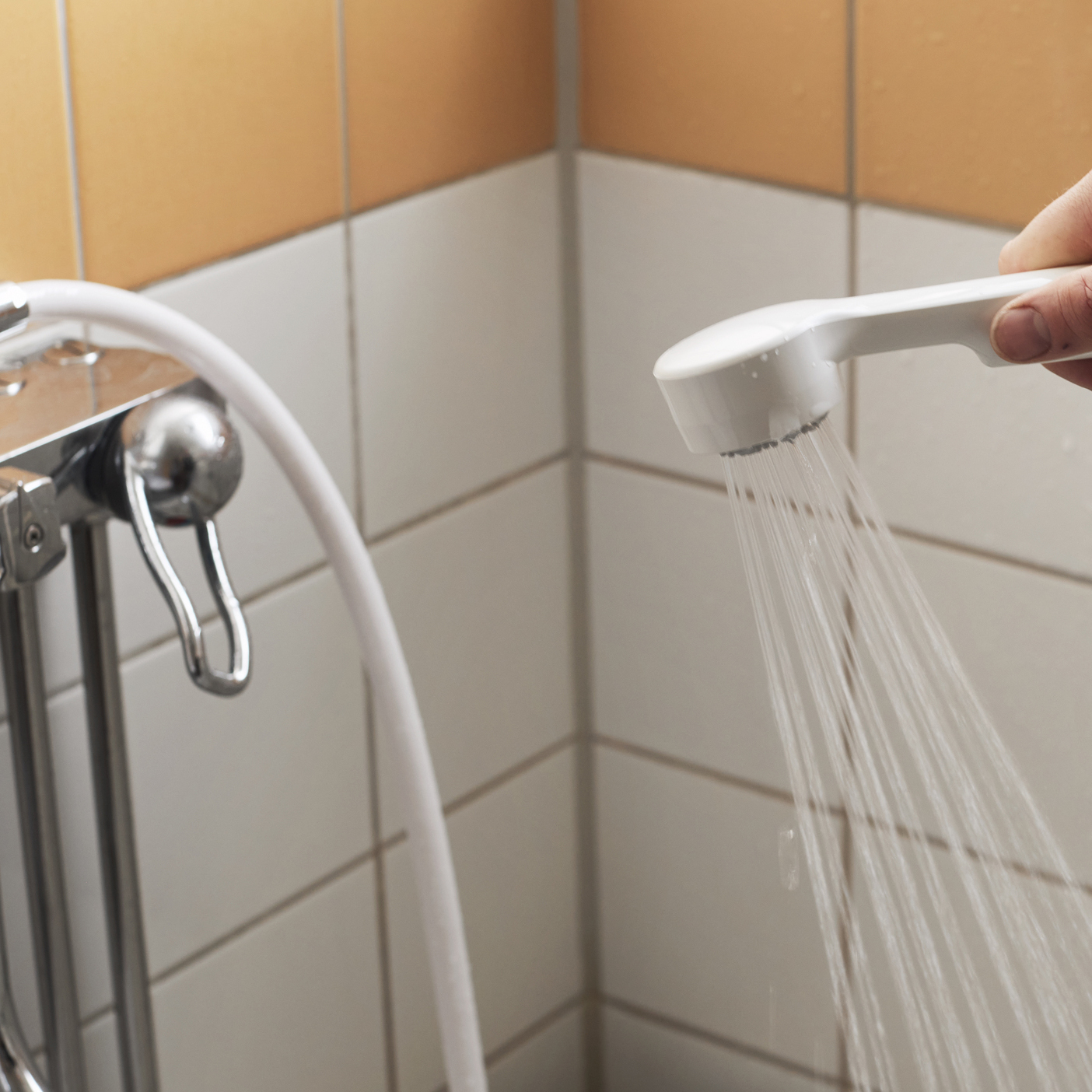 bild på dusch i ett hörn