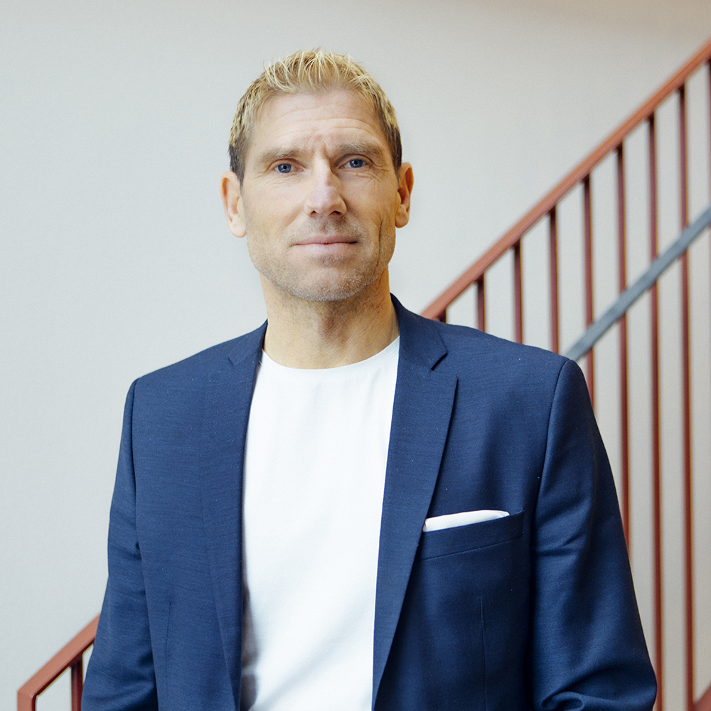 Joakim Jansson framför en trappa
