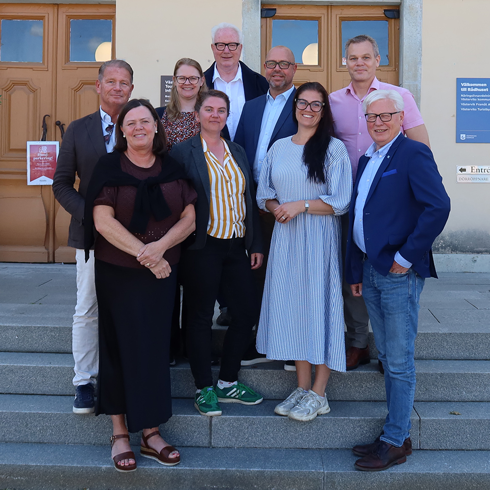 Foto på politiker från Oskarshamn, Hultsfred, Vimmerby och Västervik i samband med bildandet av Samkraft Nordöstra Småland
