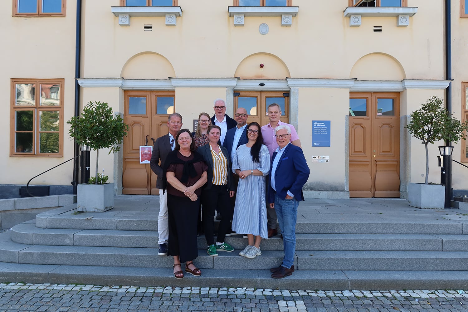 Foto på politiker från Oskarshamn, Hultsfred, Vimmerby och Västervik i samband med bildandet av Samkraft Nordöstra Småland