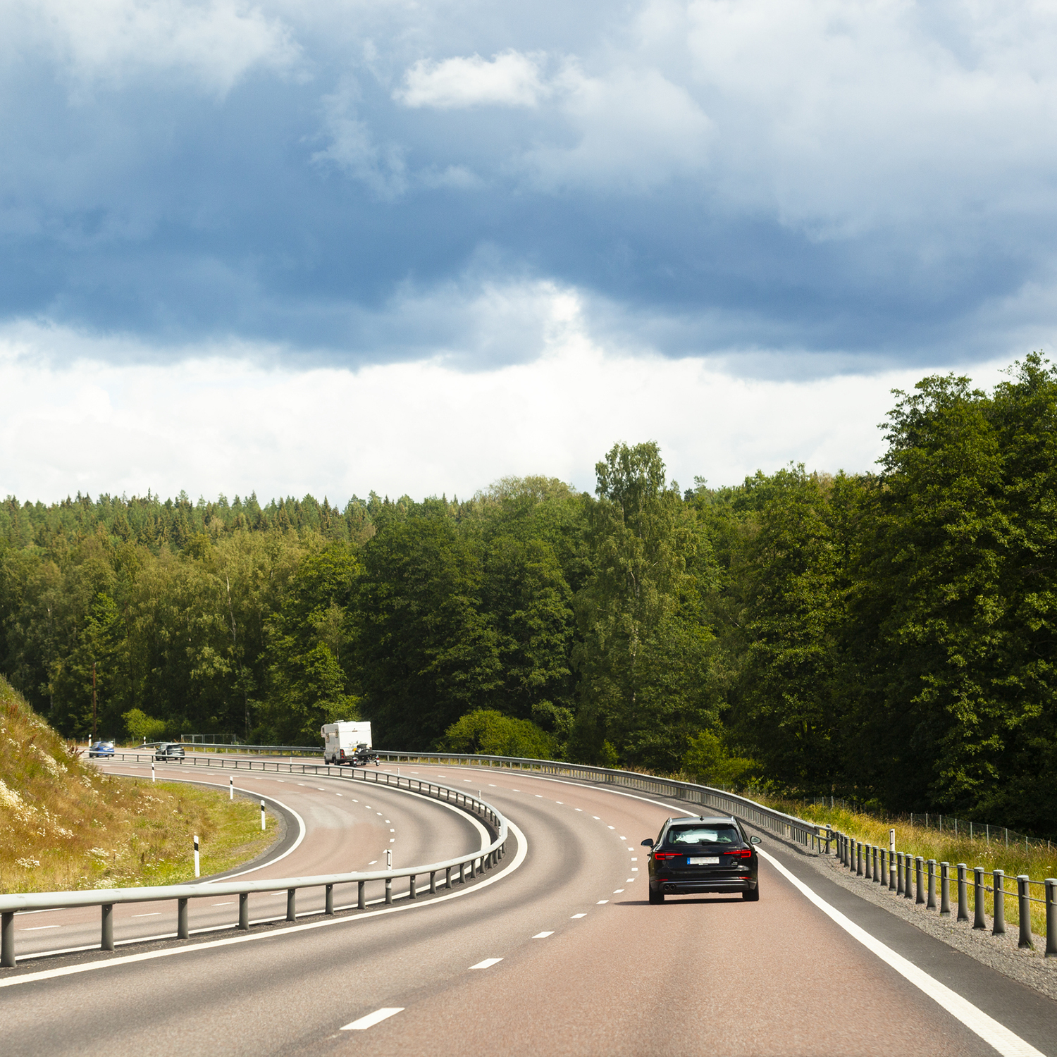 bild på mötesseparerad väg med bilar