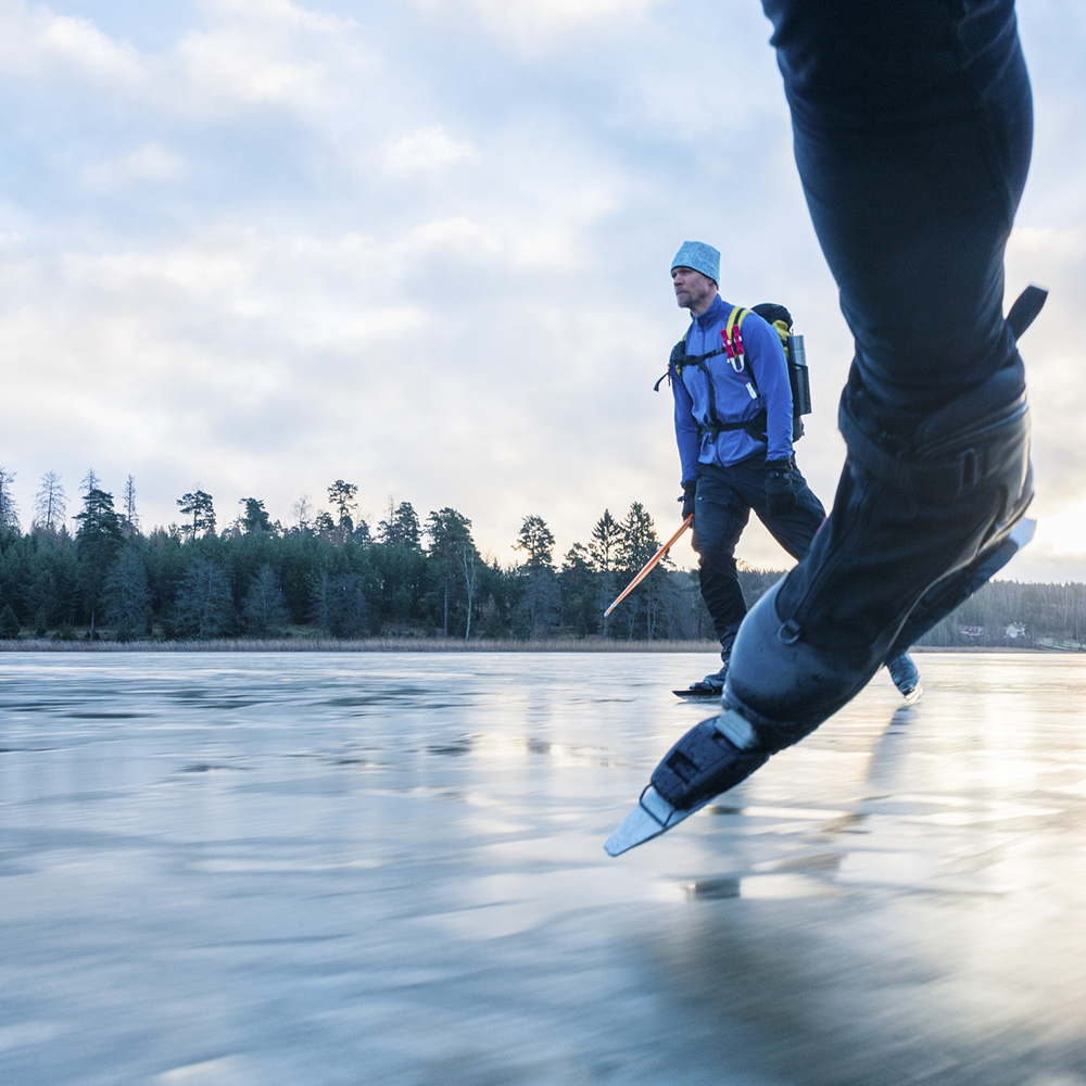 bild på två personer som åker skridskor på blank is