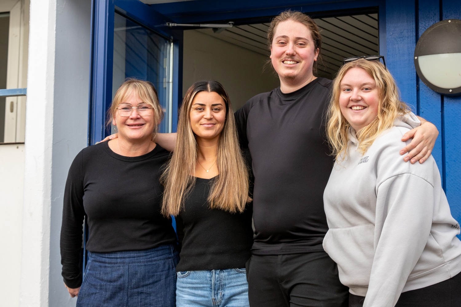 Charlotta, Calida, Isac och Stina utanför fritidsgården.