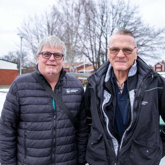Lasse och Hasse utanför hemtjänstens lokaler.