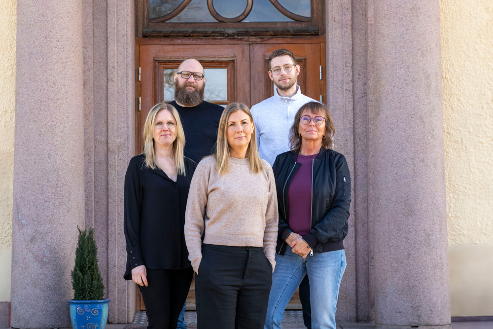 Personal från vuxenenheten och familjeenheten utanför vuxenenhetens lokaler.