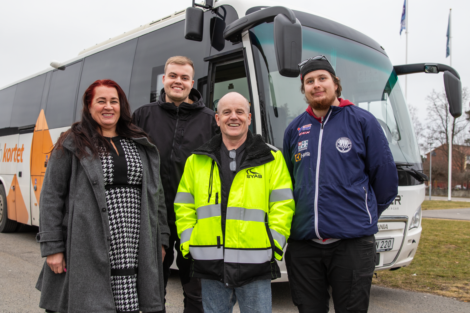 Eleverna med läraren framför en buss.