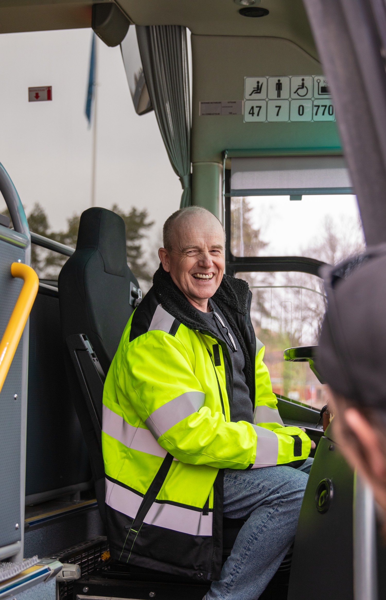 Läraren Björn bakom ratten på bussen.