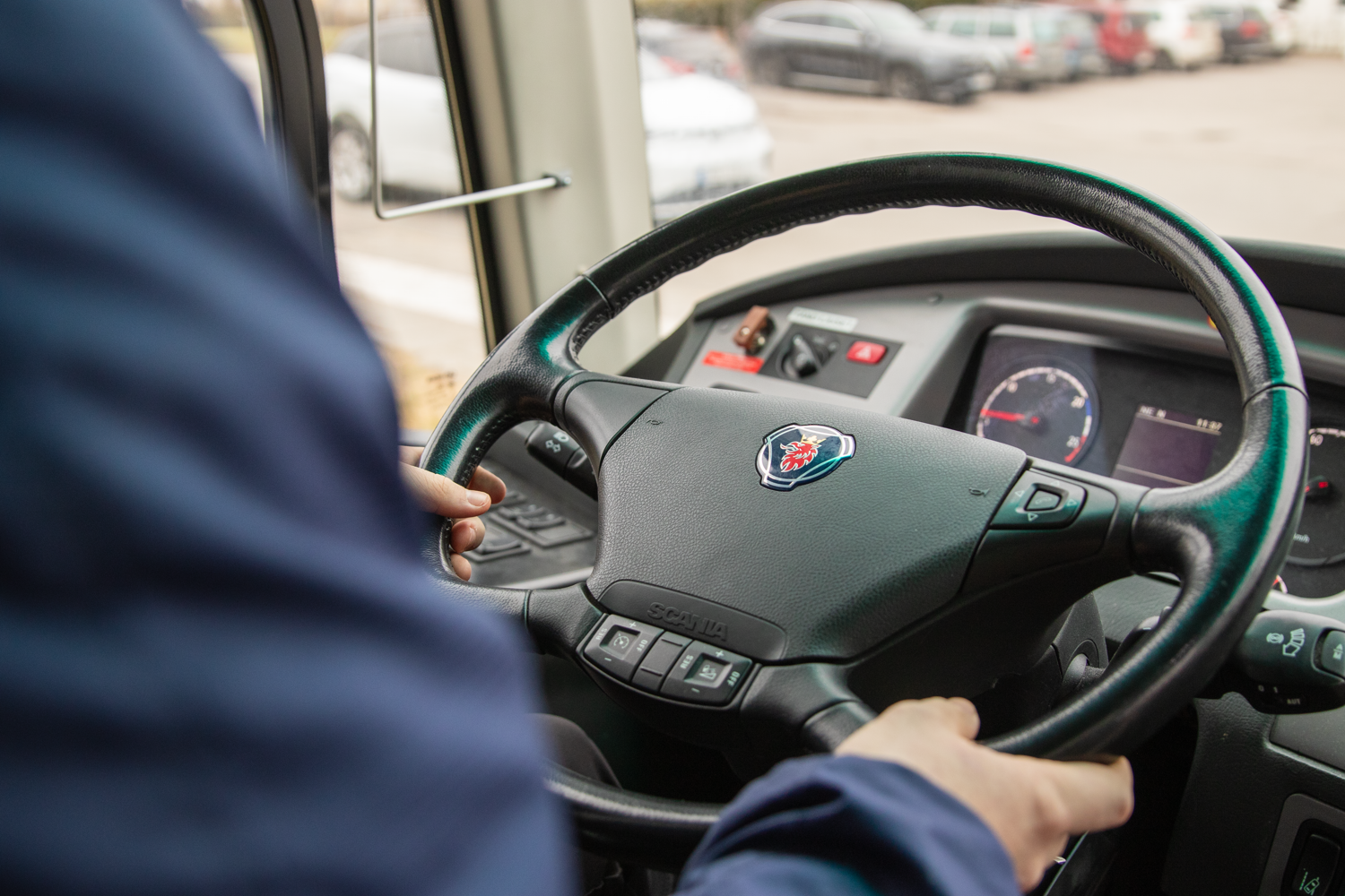 Närbild på bussens ratt.