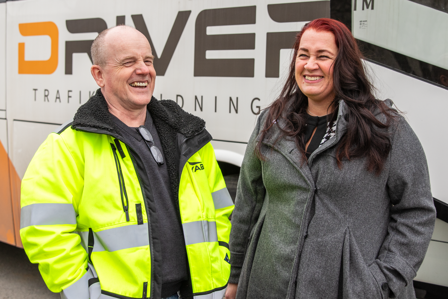 Eleven Pia och läraren Björn utanför bussen.