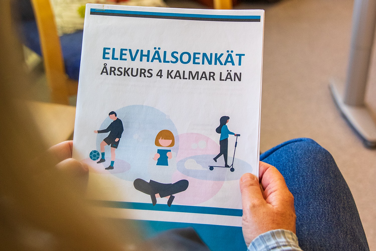 Elevhälsoenkät i knät på en person.