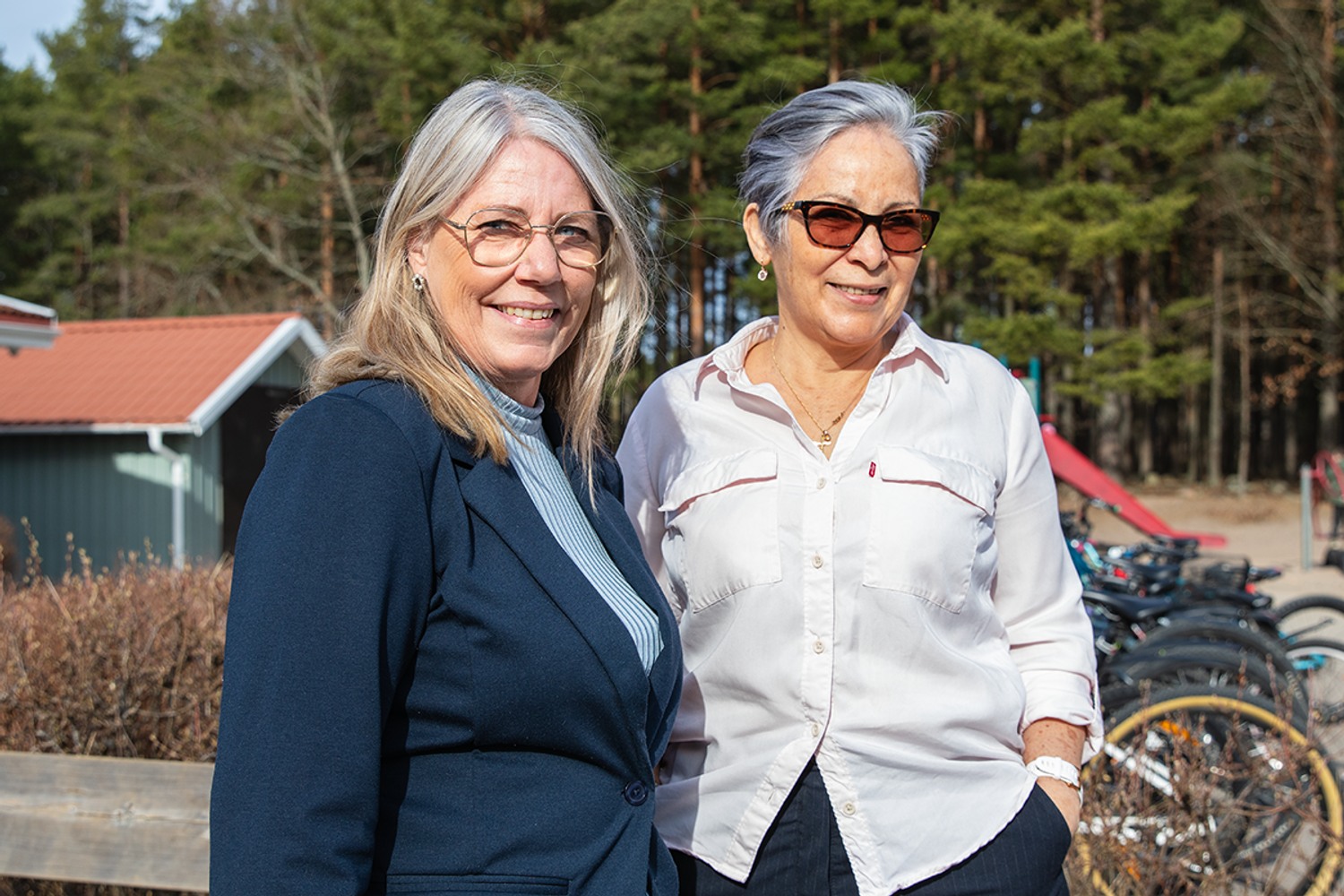 Marie och Ghelen på skolgården.