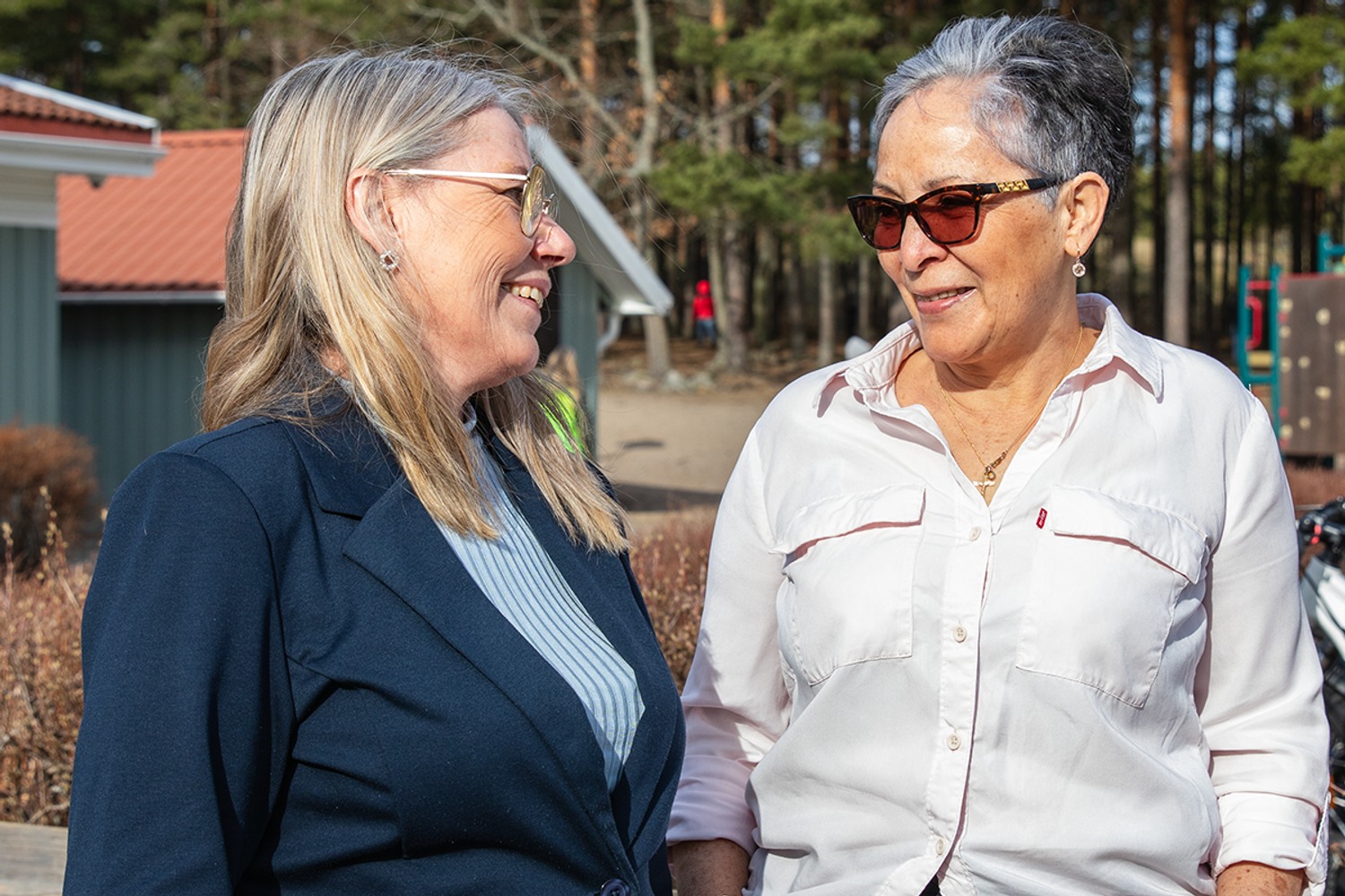 Marie och Ghelen som pratar på skolgården.