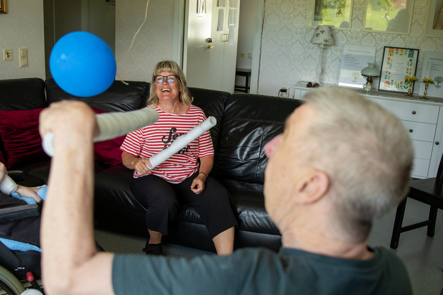 Ylva spelar ballongspel med en brukare.