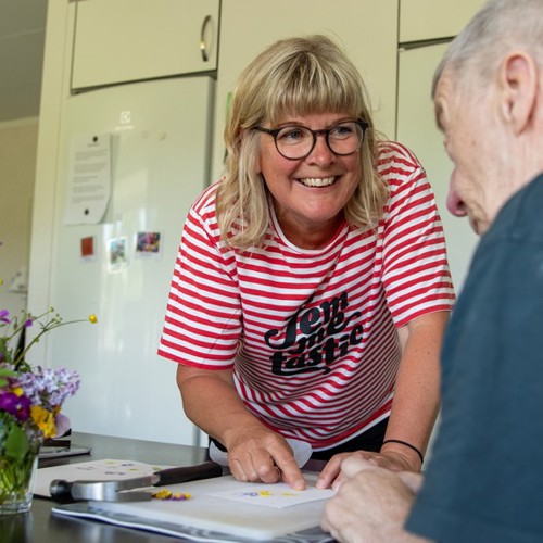 Ylva ler mot en brukare.
