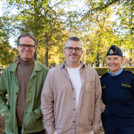 Personer som jobbar med SIG i utomhusmiljö.