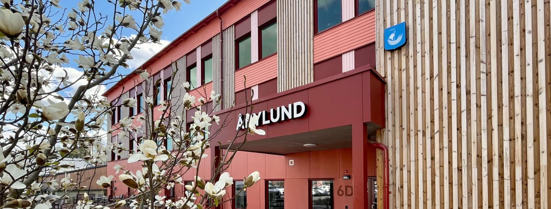 Fasad till äldreboendet Åbylund med blommande körsbärsträd. 