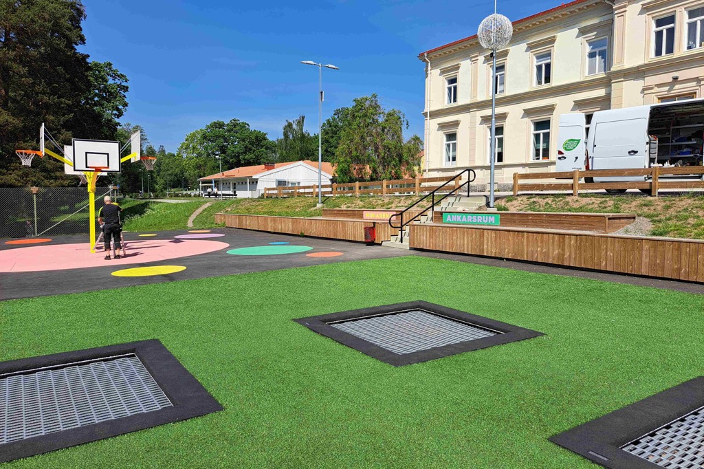 Miniarena med basketkorgar.