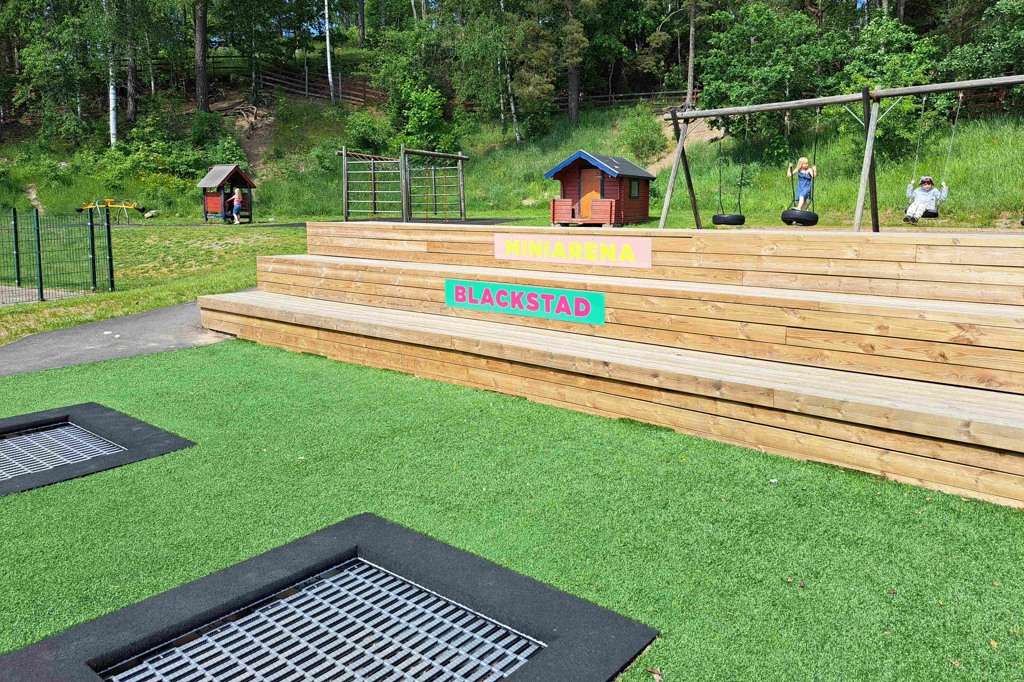 Miniarena och lekpark. 