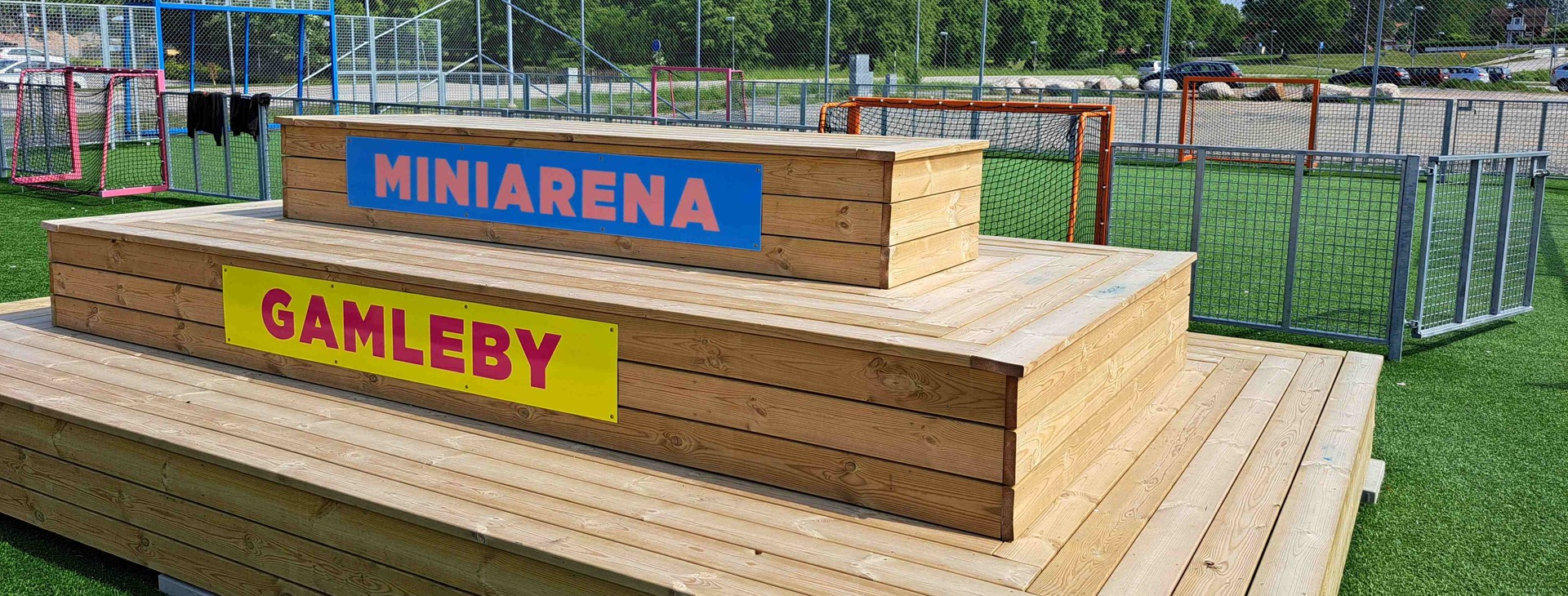 Miniarenans sittplats med skyltar.