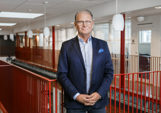 Harald Hjalmarsson framför trappa i kommunhuset.