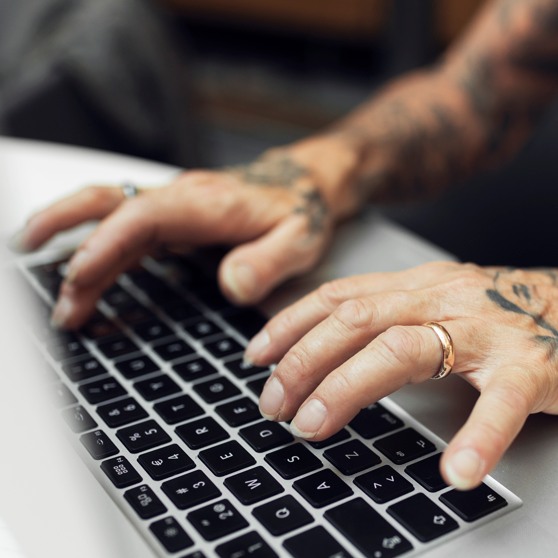 Händer på ett tangentbord.