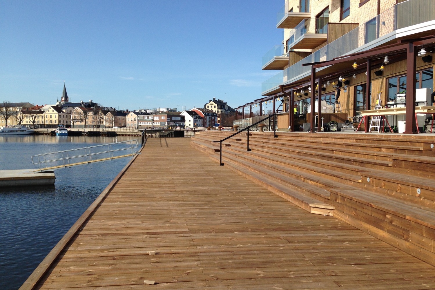 En träbrygga vid vattnet.