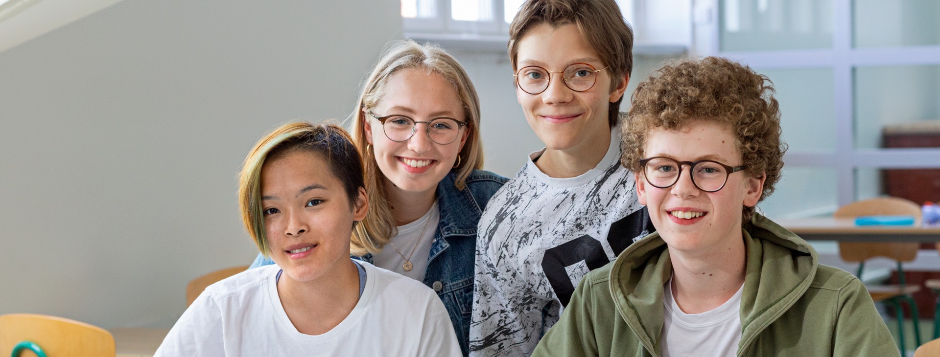 Glada barn i ett klassrum.