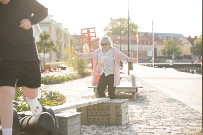 Kvinna framför arbetsfordon.