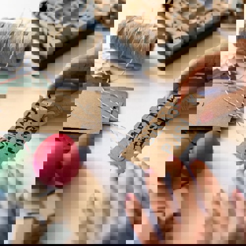 Person som stämplar glad påsk på ett papper.