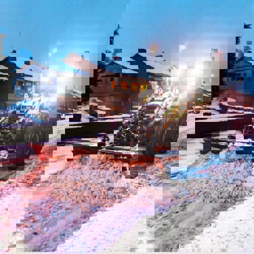 Traktor plogar vägen fri från snö.