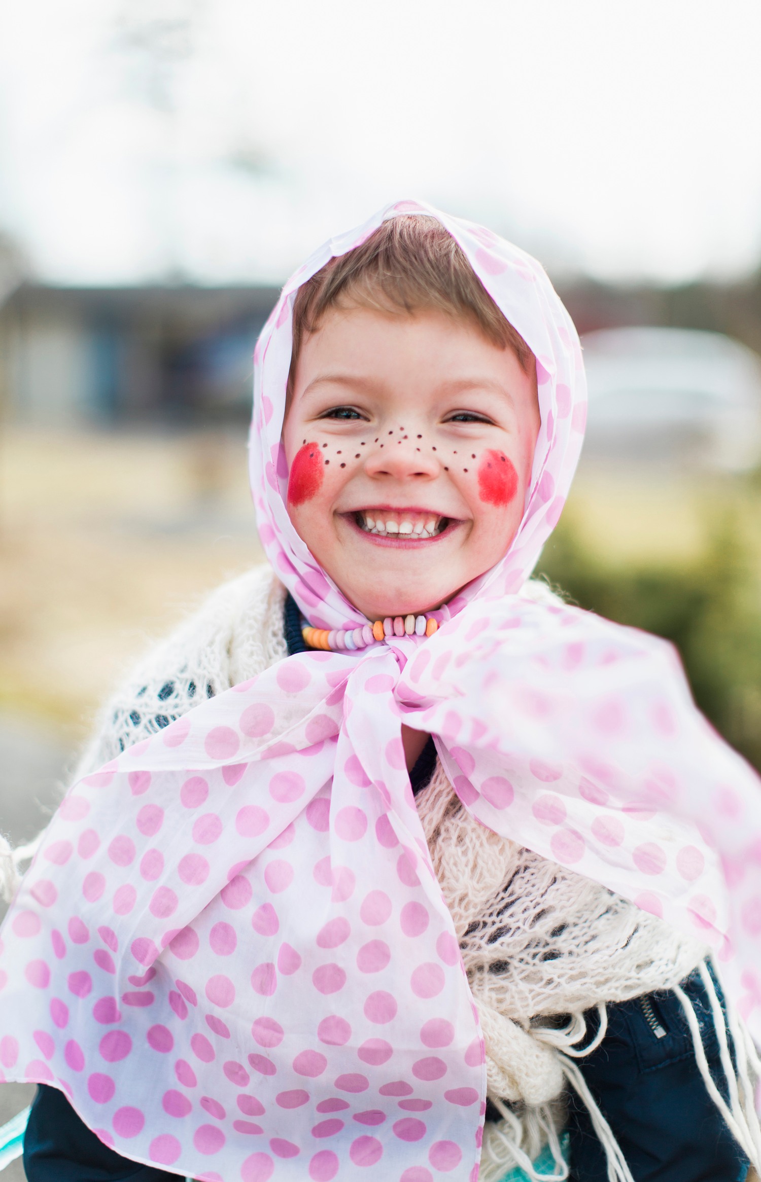 Barn utklädd till påskkärring.
