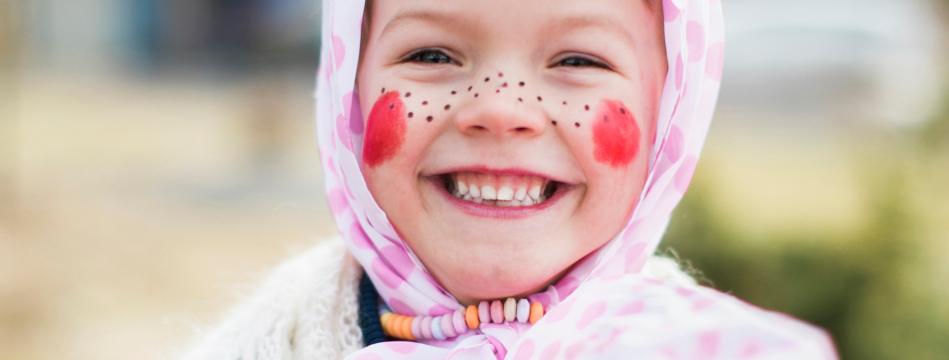 Liten tjej med påsksmink.