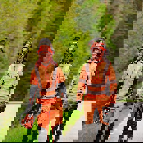 Skogsarbetare går på gatan.