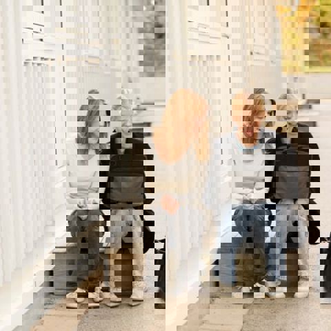 Två tjejer på en skolgård vid en dator.