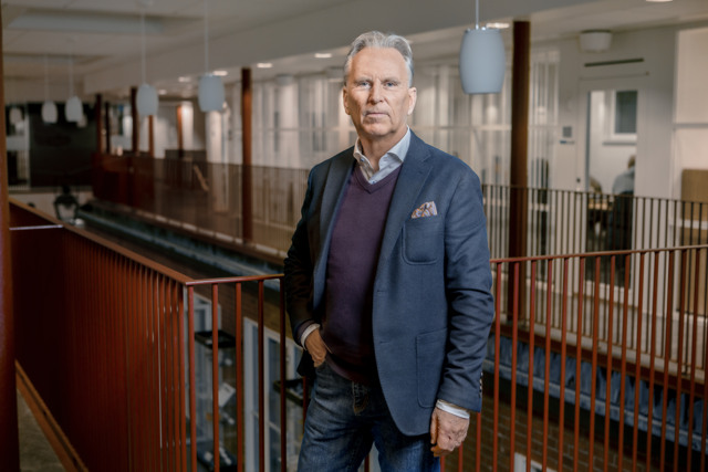 Ulf Nilsson framför trappa i kommunhuset.