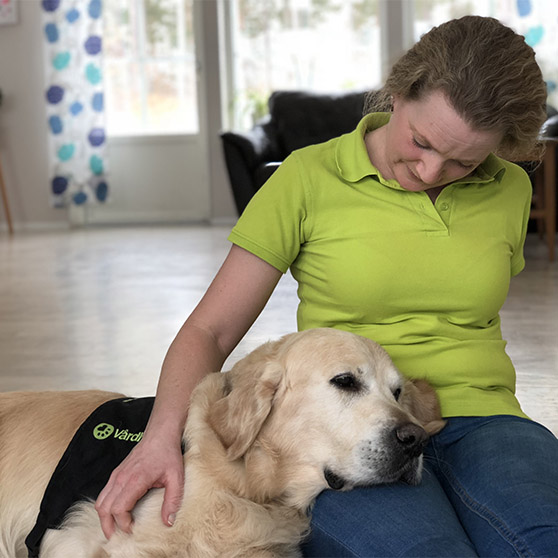 Anna och hennes hund på golvet