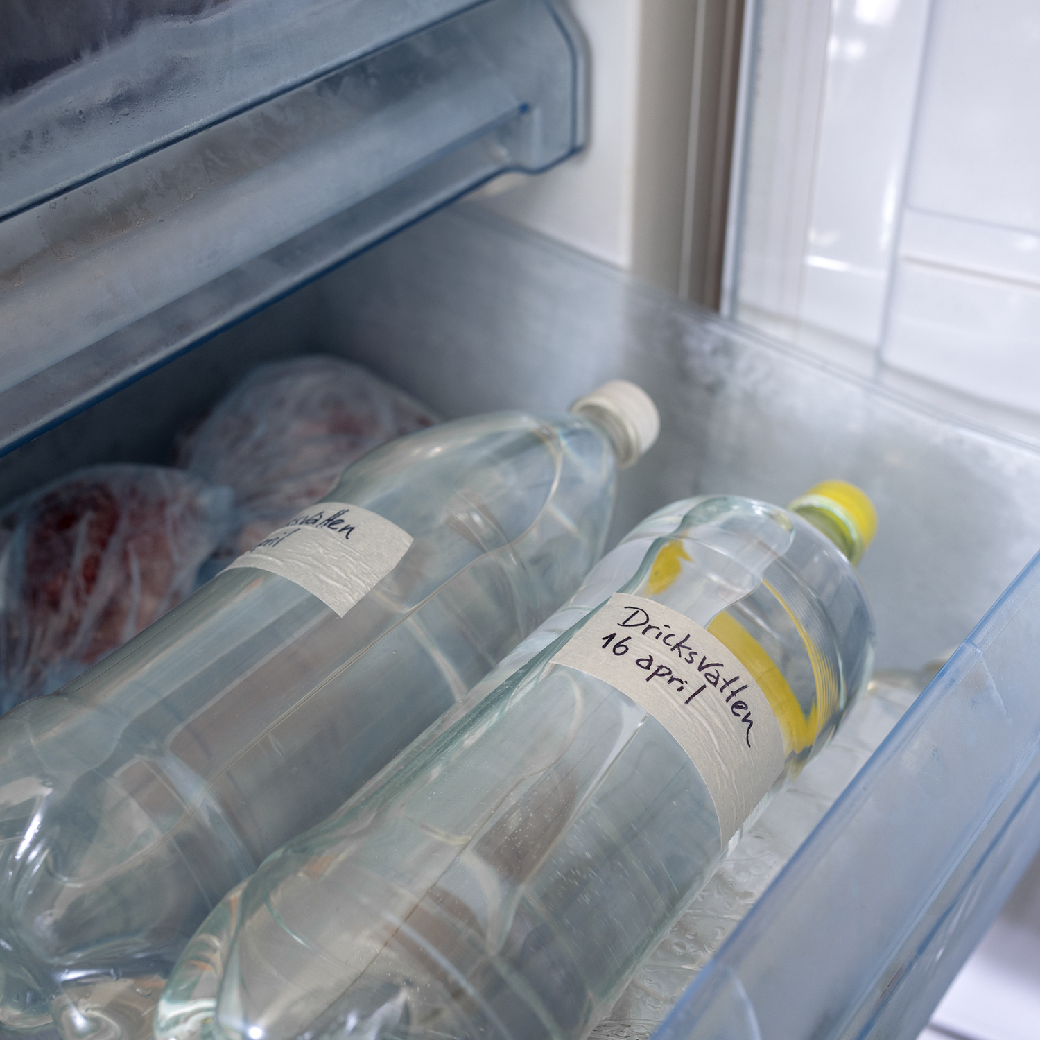 foto på vattenflaskor i en frys