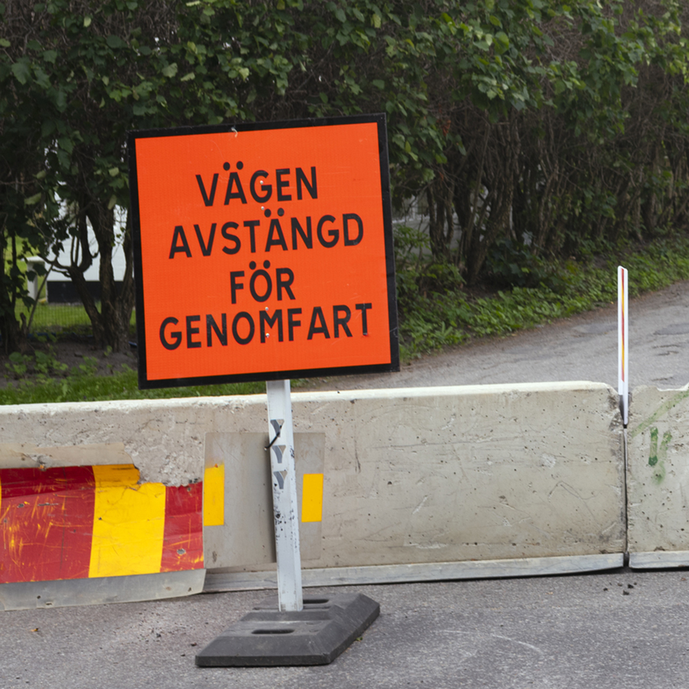 bild på skylt med texten "vägen avstängd för genomfart"