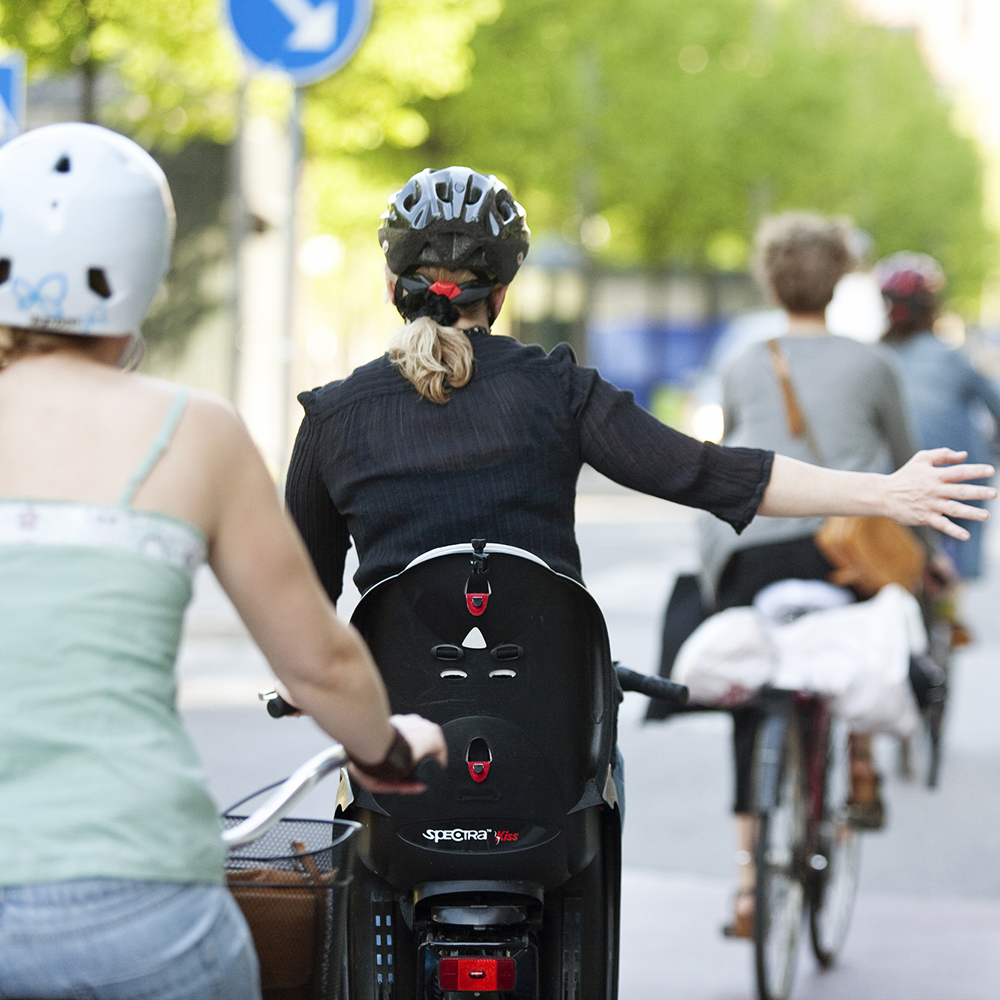 bild på fyra cyklister på rad
