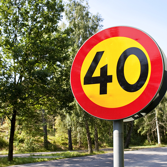 trafikskylt med siffrorna 40