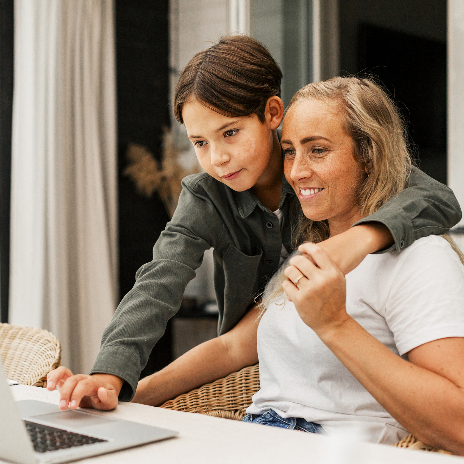 bild på kvinna och pojke vid dator