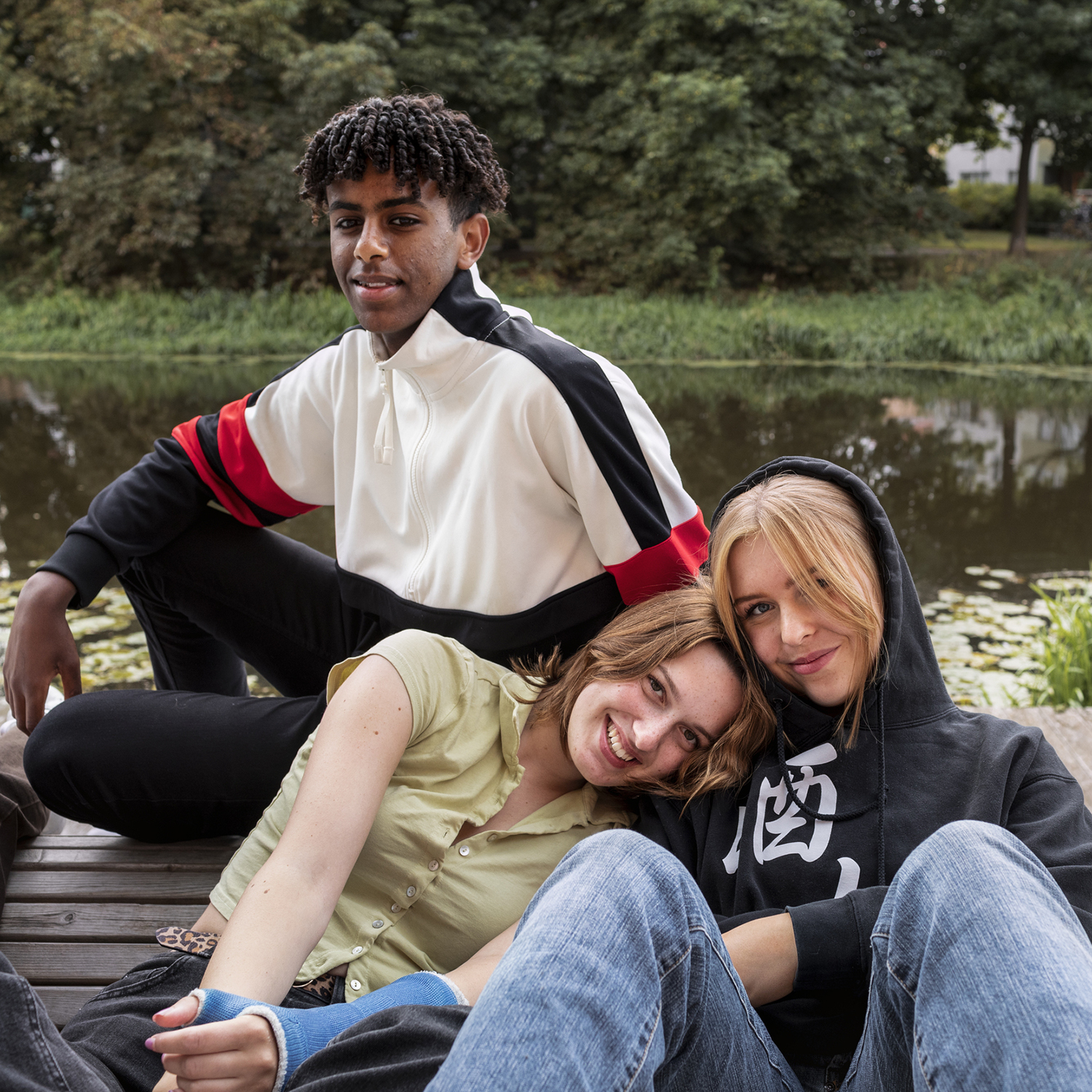 bild på tre ungdomar utomhus